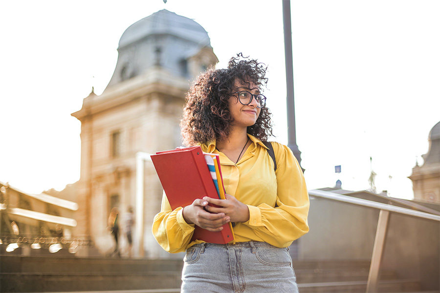 Une étudiante heureuse