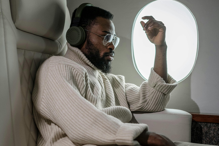 Homme africain dans un avion