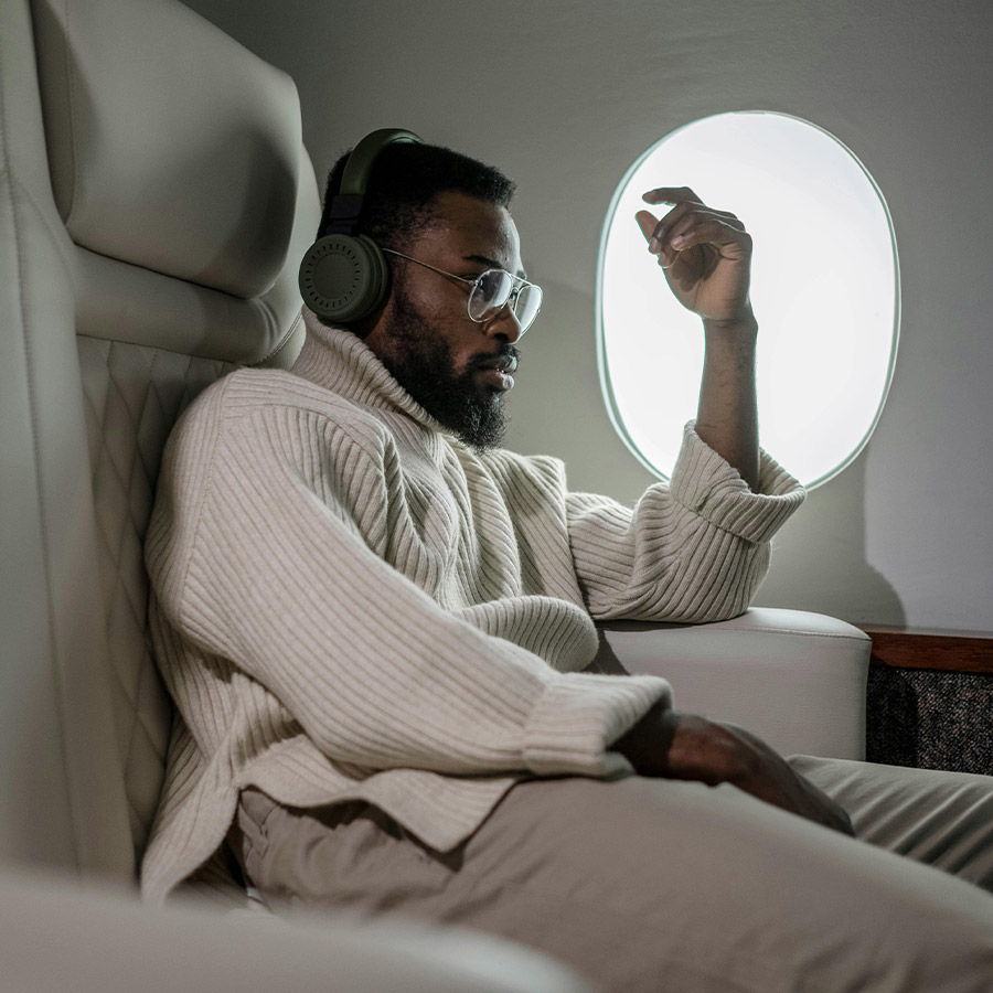 Homme africain dans un avion