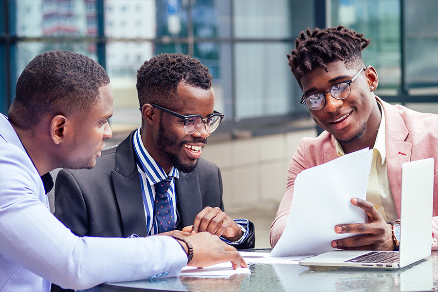 Trois hommes au bureau